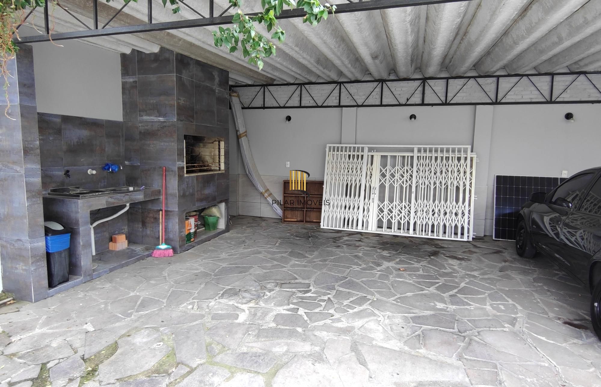 Casa de condomínio, 3 dormitórios, 1 suíte, 1 vaga coberta, no bairro Cristal.