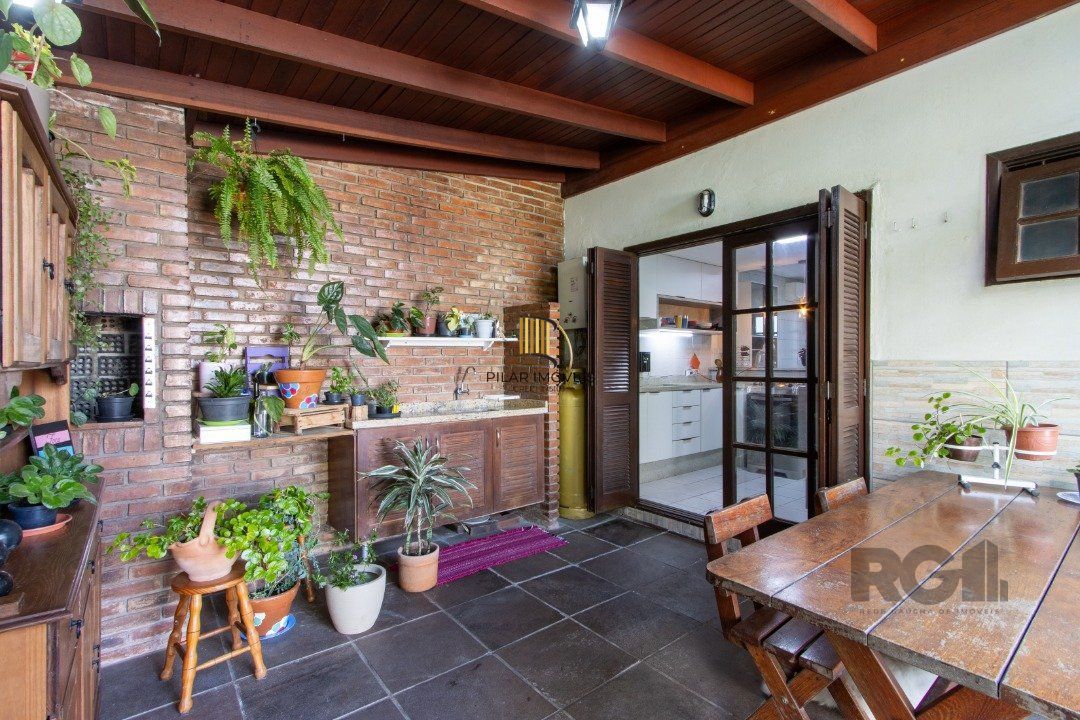 Casa 3 dormitórios no bairro Camaquã