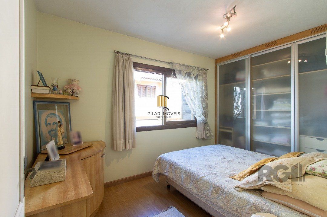 Casa tipo sobrado, com 3 dormitórios em Canoas