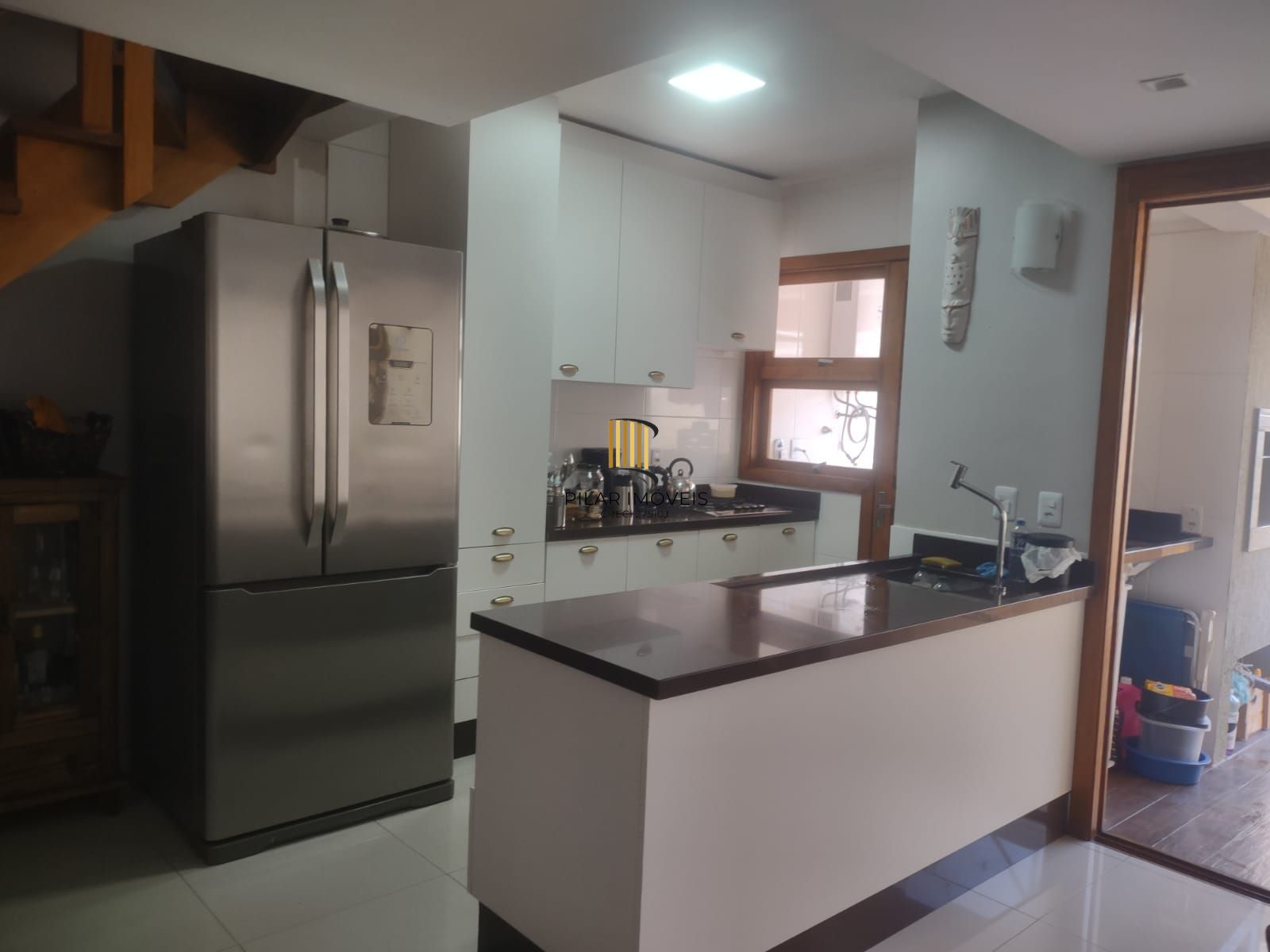 Casa de condomínio, 3 quartos, 1 suíte, piscina e 2 vagas de garagem;