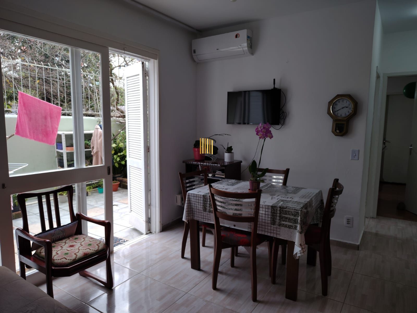Apartamento Garden, 2 dormitórios, 1 suíte,  e 1 vaga de garagem coberta.