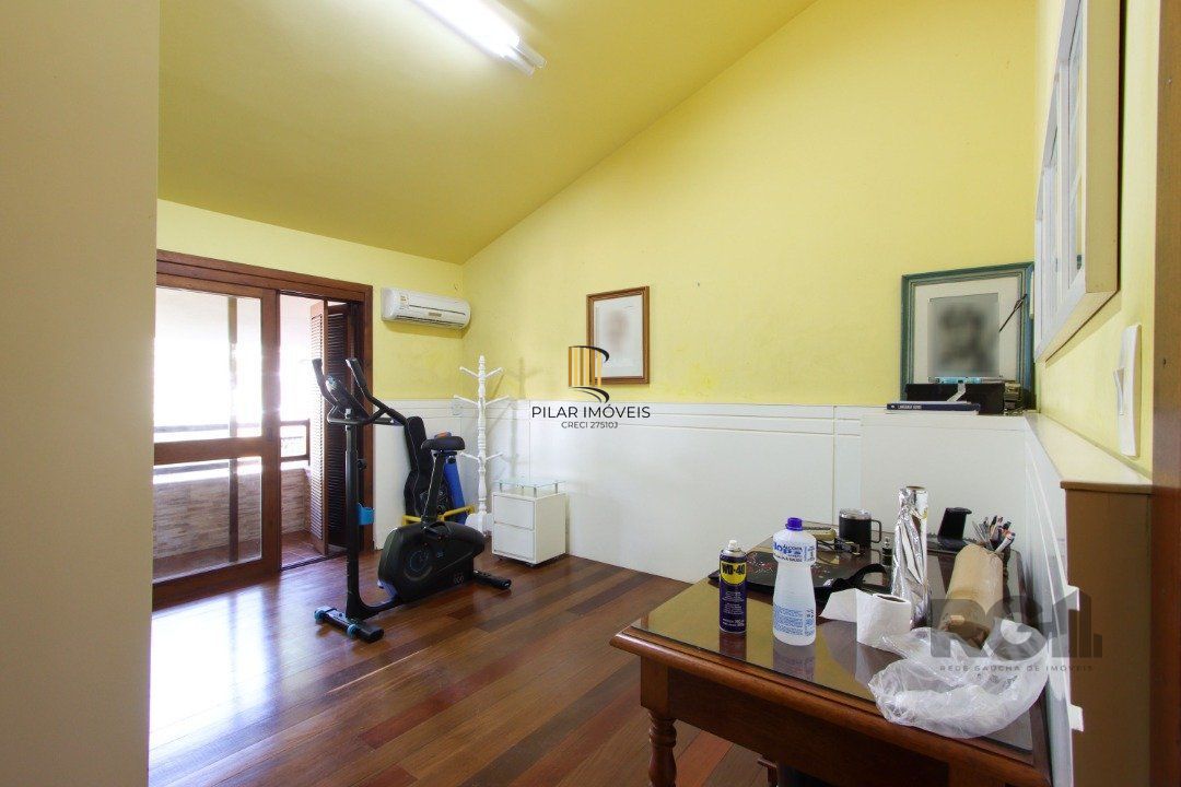 Casa com 4 dormitórios, sendo 1 suíte, com 2 vagas cobertas, no bairro Nonoai, Porto Alegre, RS