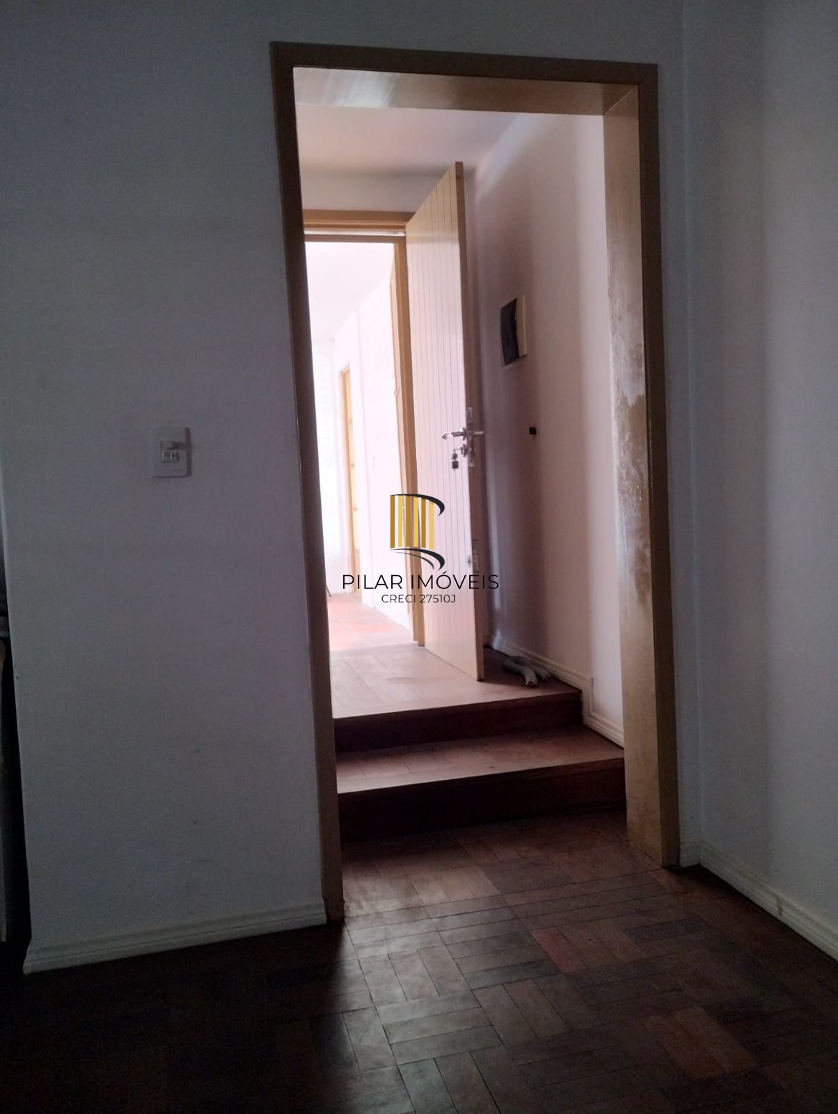 Excelente Casa com 03 suítes + Apto nos fundos com 01 Dor. Garagem 3 carros