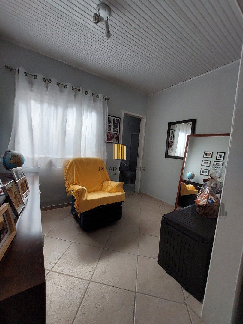 Casa de alvenaria, possuí 1 dormitório, 1 suíte, cozinha, 2 salas, 2 banheiros.
