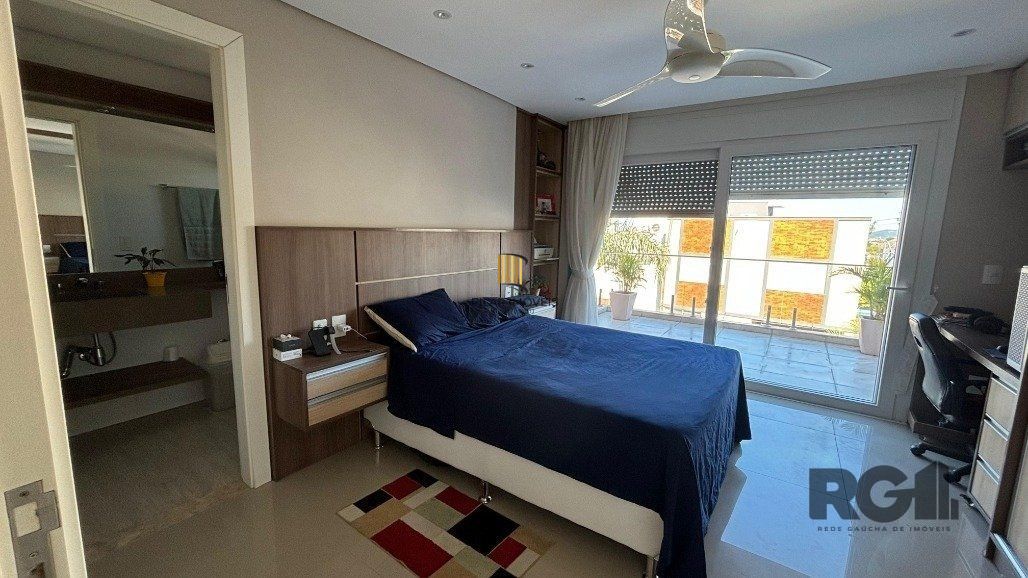 Casa em condomínio com 4 suítes, 4 vagas de garagem, pátio com piscina