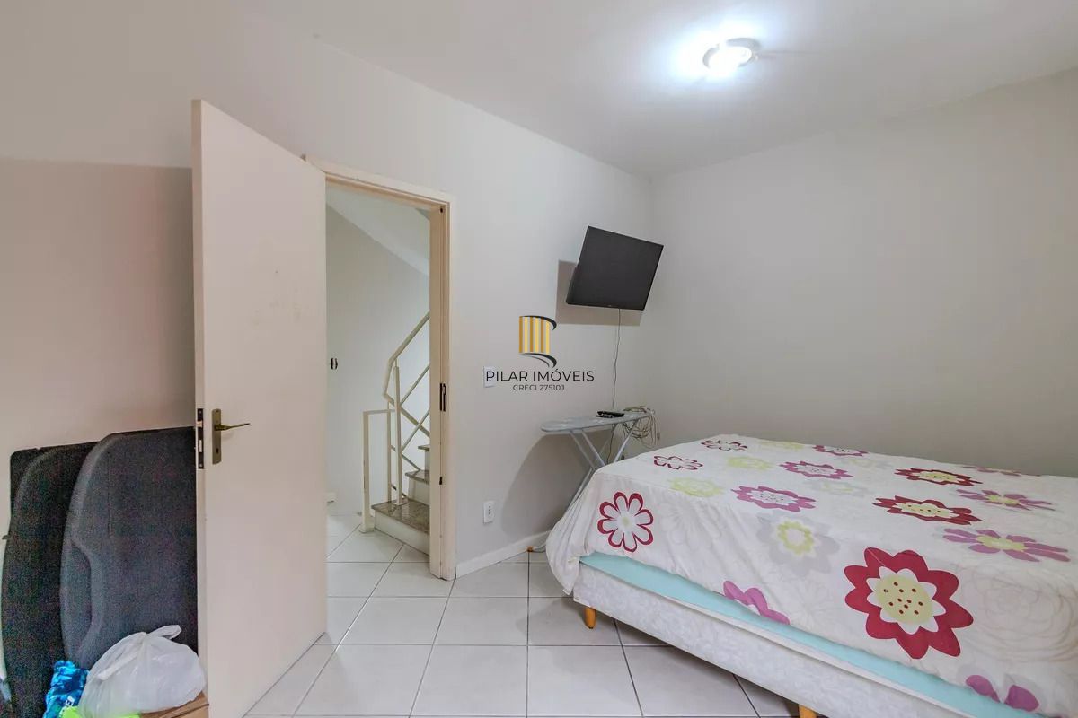 Casa de condomínio, 3 dormitórios, 1 suíte e 2 vagas cobertas no bairro Teresópolis.