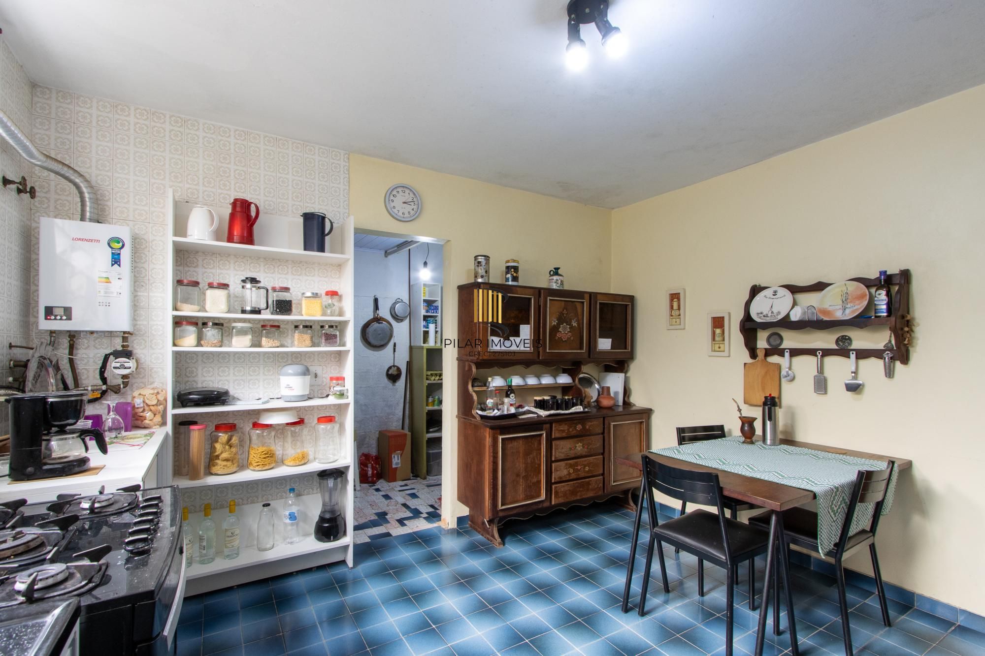Casa de Alvenaria, possui 3 dormitórios, uma suíte, hall de entrada, lavabo,  living com lareira, cozinha ampla com armários, área gourmet com churrasqueira, corredor, pátio e 4 vagas de garagem, uma construção em anexo que possui hall de entrada, lavabo, living, cozinha, escritório, banheiro social