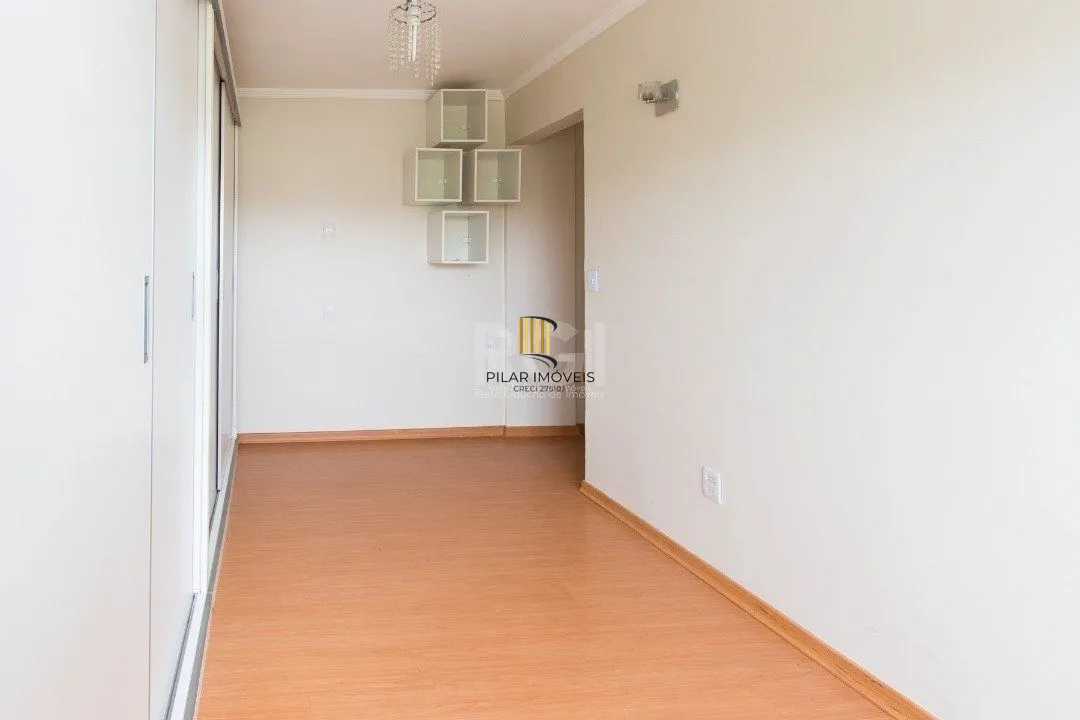 Apartamento de 2 dormitórios e 1 vaga de garagem no bairro Cristal.