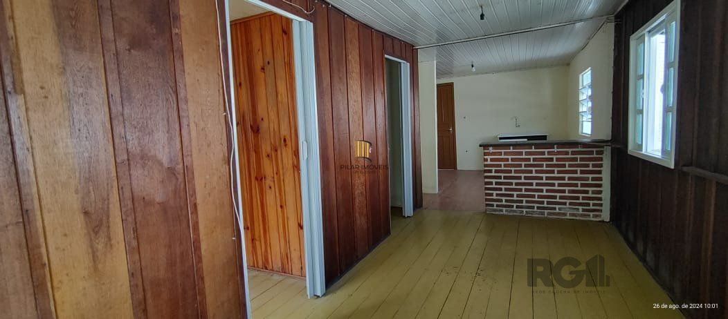 Casa térrea de 2 quartos, sala, cozinha, banheiro social e pátio.