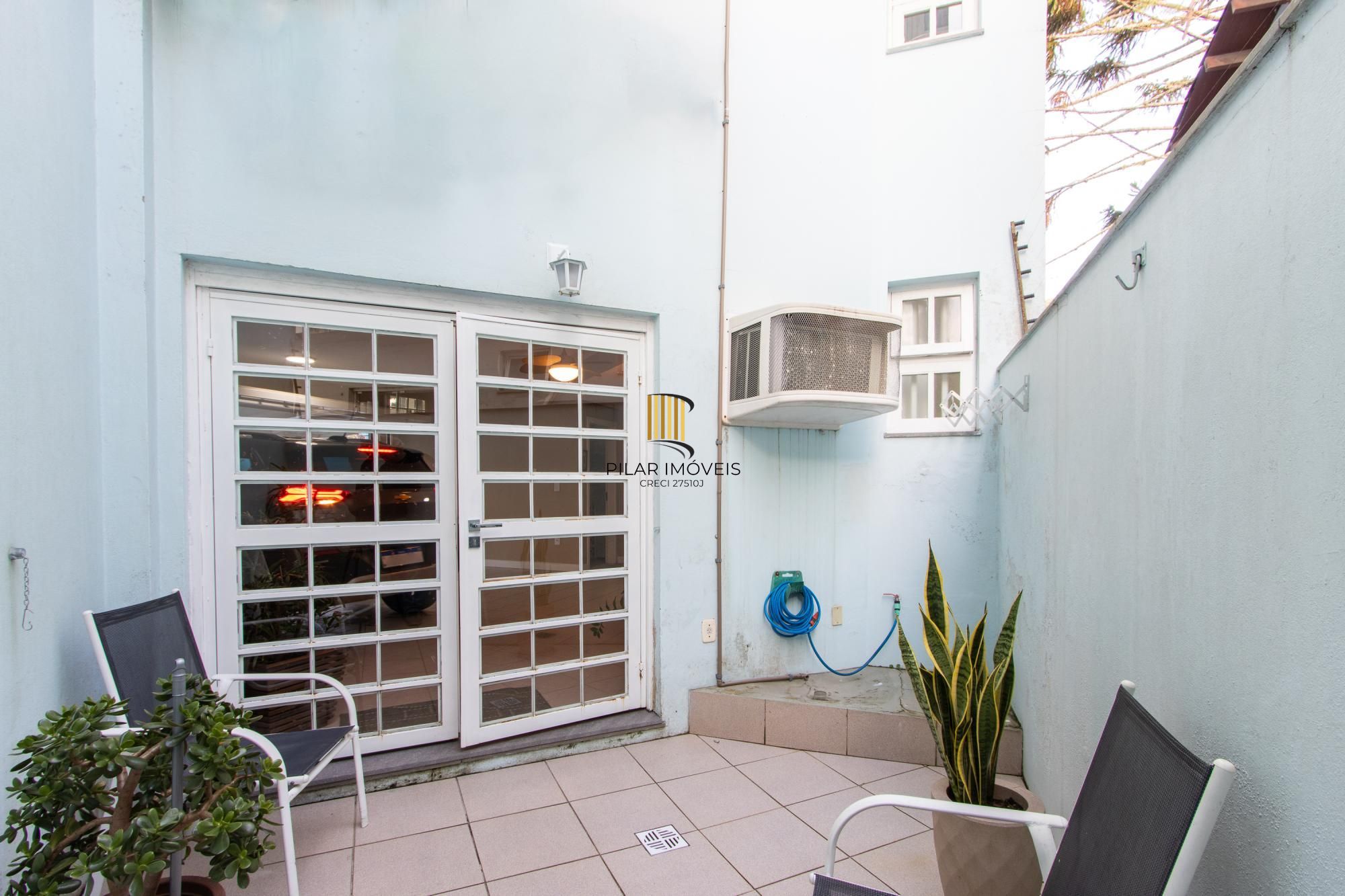Oportunidade - Casa  Confortável de 3 Dormitórios na Zona Sul de Porto Alegre.