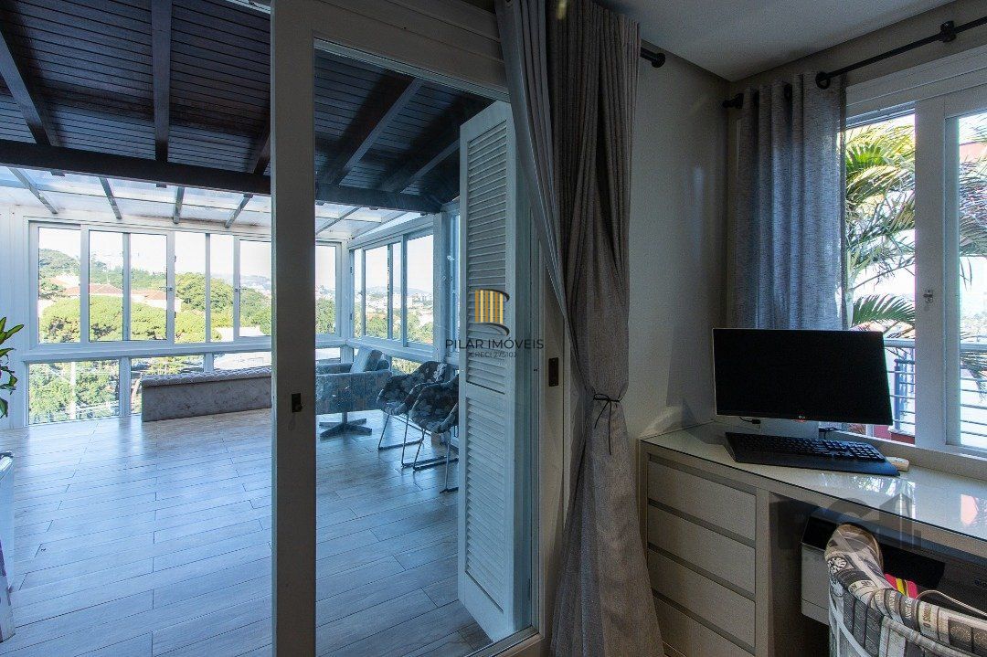 Casa 6 dormitórios no bairro Cristal