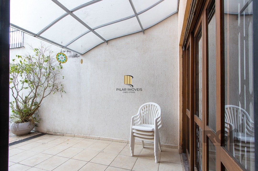 Casa 4 dormitórios no bairro Azenha