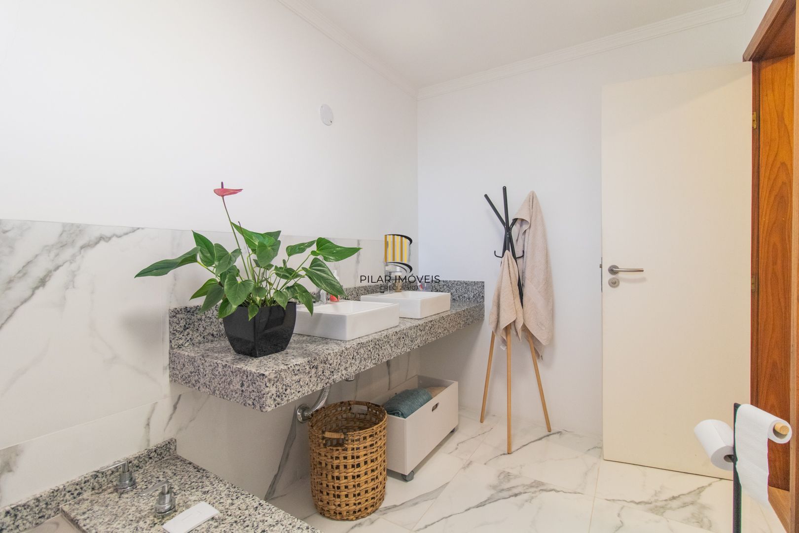 Casa para Venda - 410m², 3 dormitórios, sendo 3 suites, 2 vagas - Ipanema