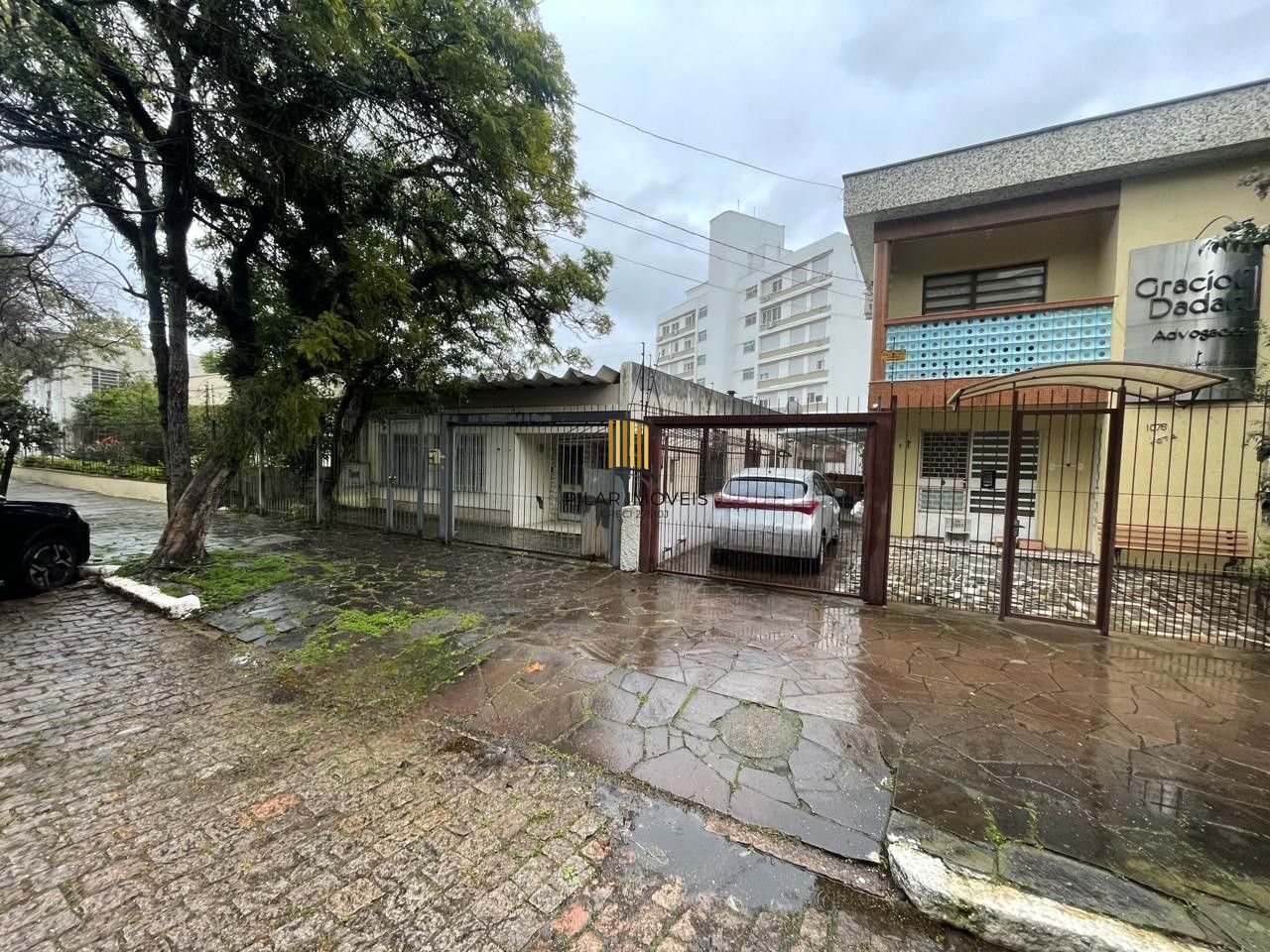 Terreno amplo com 690m², com duas casas construídas para moradia ou investyirdores!!