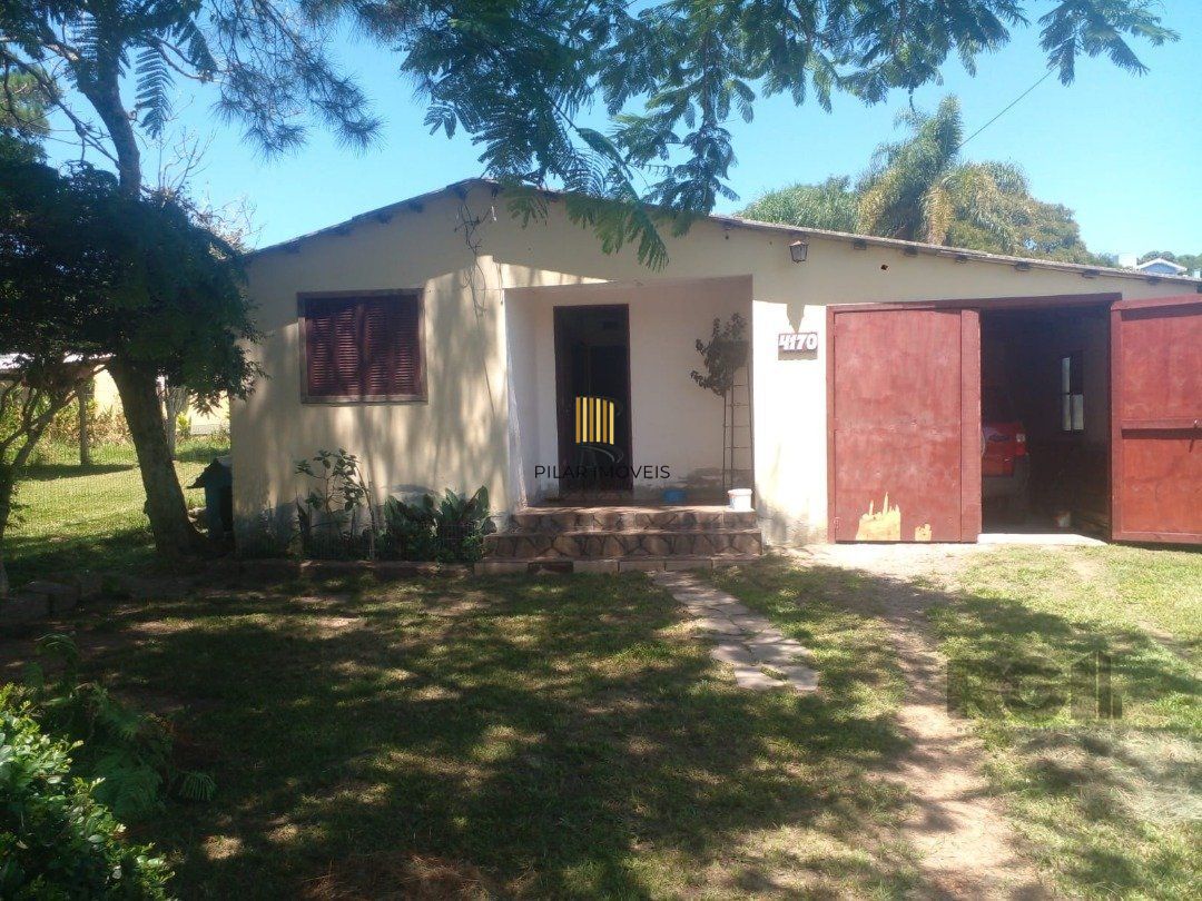 Dois quartos, 01 banheiro, 01 sala de star, 01 sala de jantar, cozinha, 01 garagem para três carros com churrasqueira.