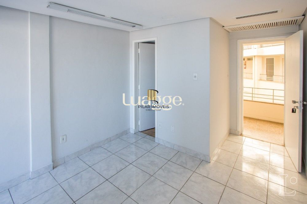 Sala comercial com 22m² de área privativa, frente, piso cerâmico, equipada com lavabo e ar-condicionado split