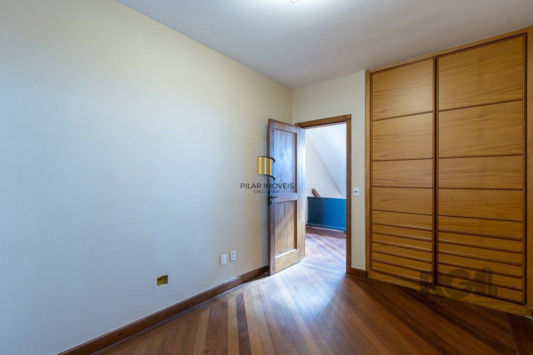 Excelente casa de 3 andares em condomínio fechado