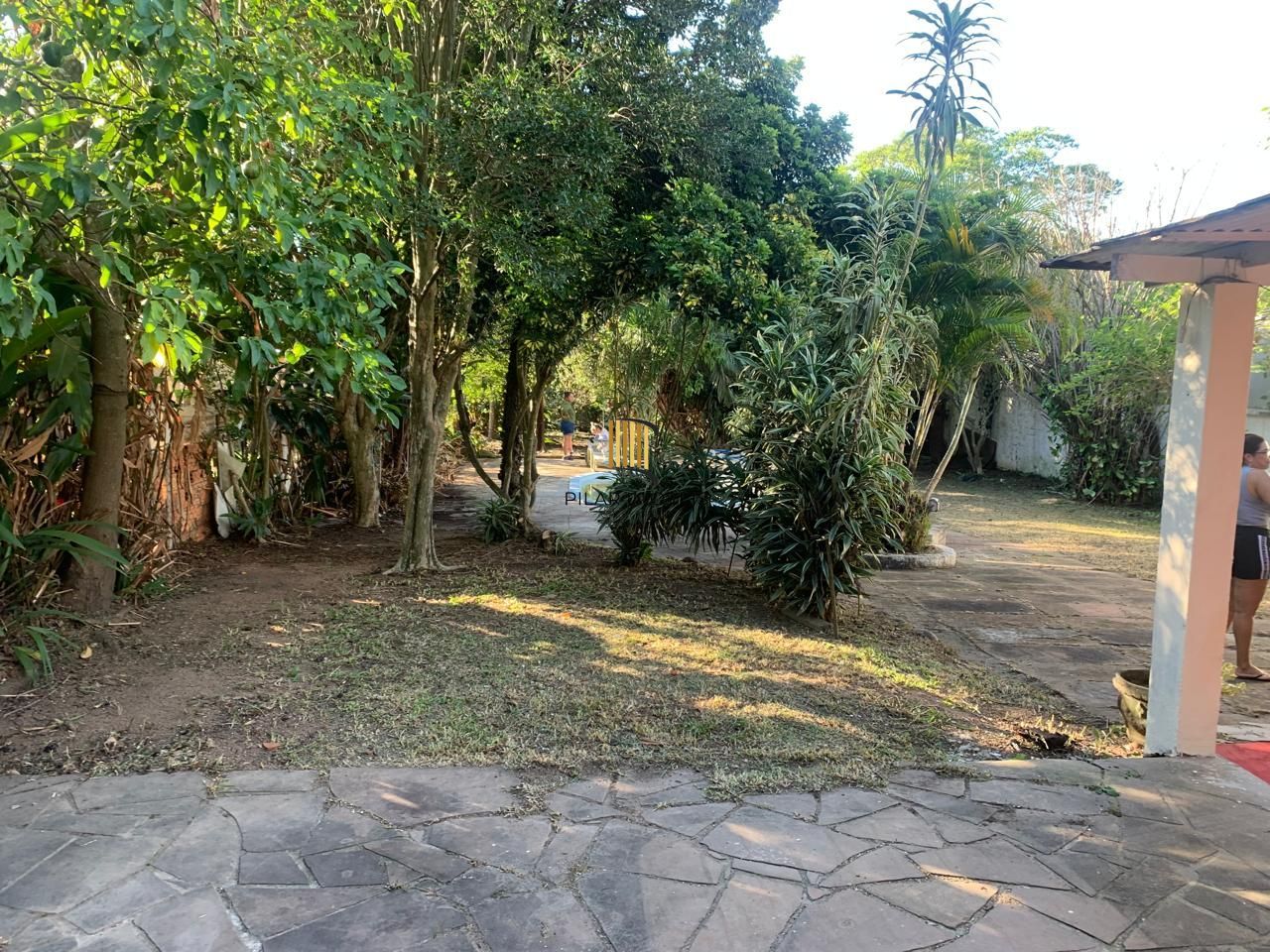 Sossego e natureza em Porto Alegre: 3 quartos, piscina e quase 2000m² de área