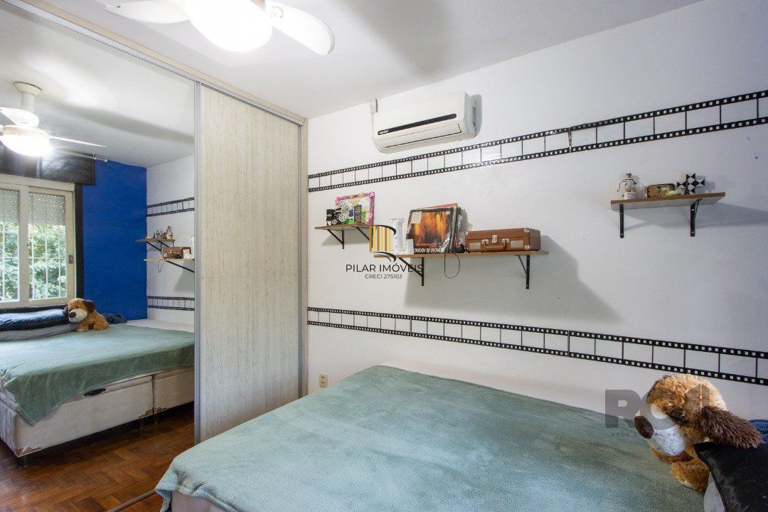 Casa no bairro Cristal, Possui 4 dormitórios, sendo 1suíte, closet e banheira de hidromassagem, com possibilidade de um podendo 1 dormitórios extra.