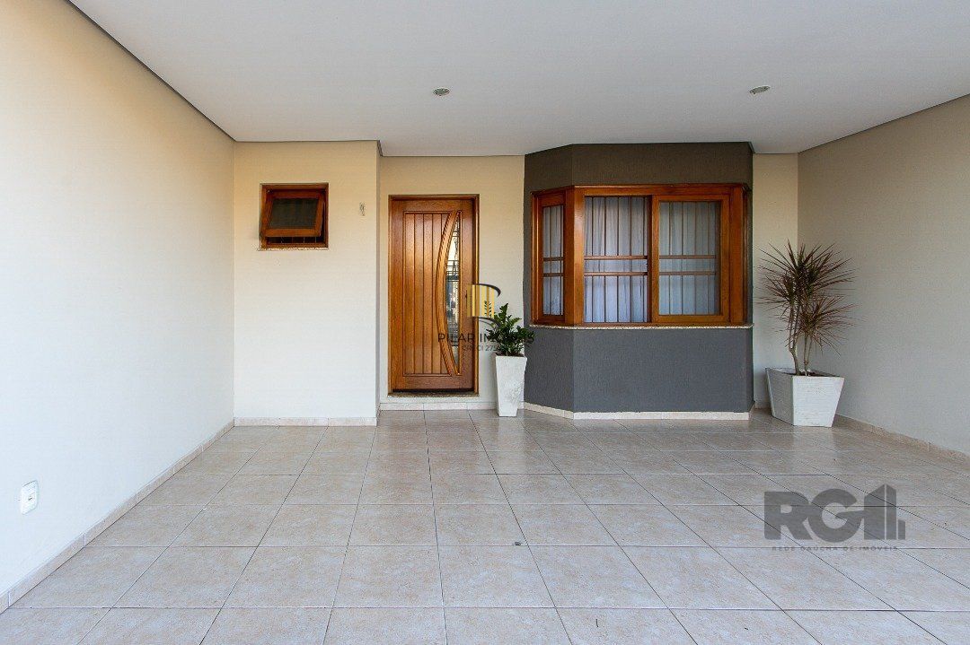Casa para Venda - 300m², 5 dormitórios, sendo 1 suites, 4 vagas - Portal do Guarujá
