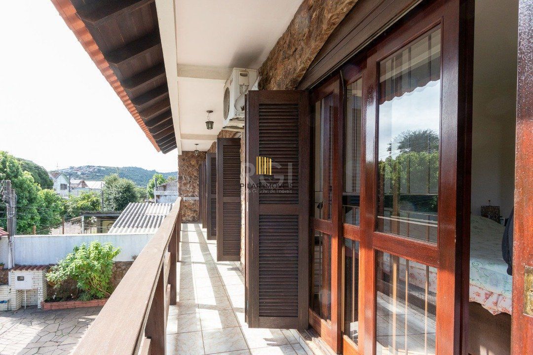 Casa para Venda - 300m², 5 dormitórios, 2 vagas - Cavalhada