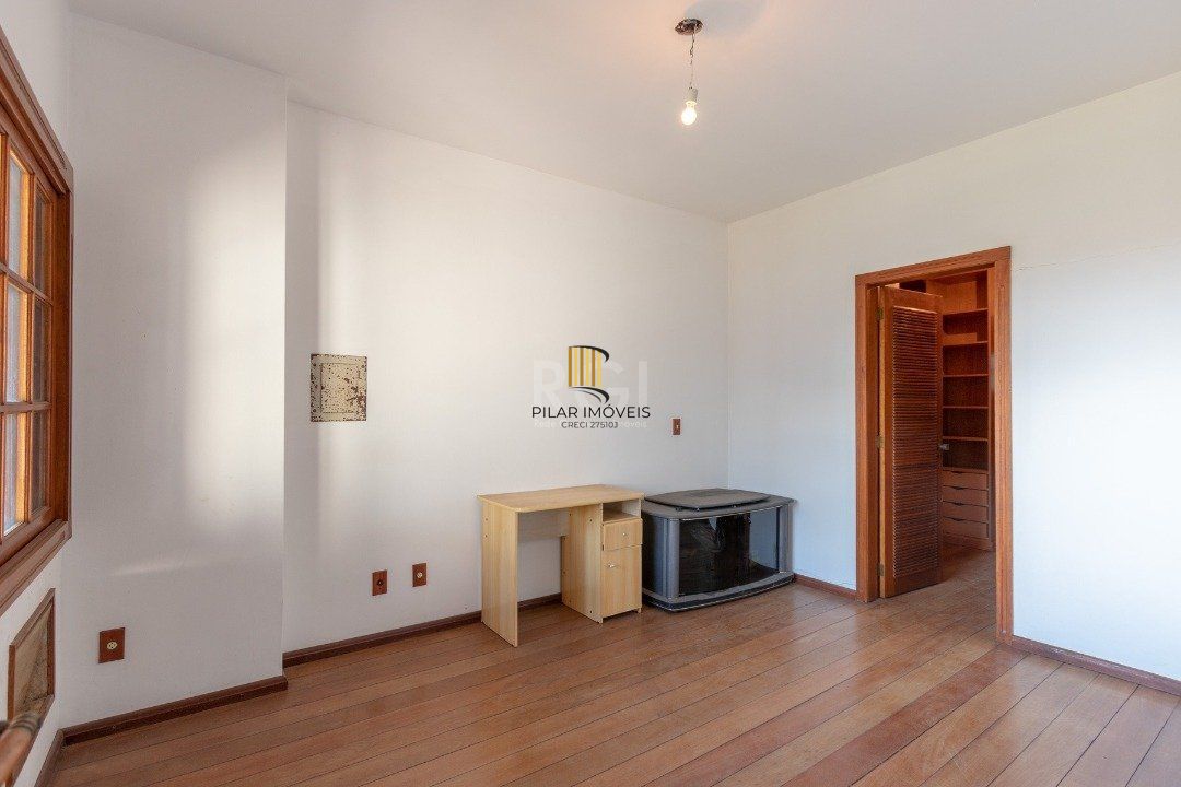 Casa para Venda - 460m², 4 dormitórios, sendo 1 suites, 4 vagas - Cristal
