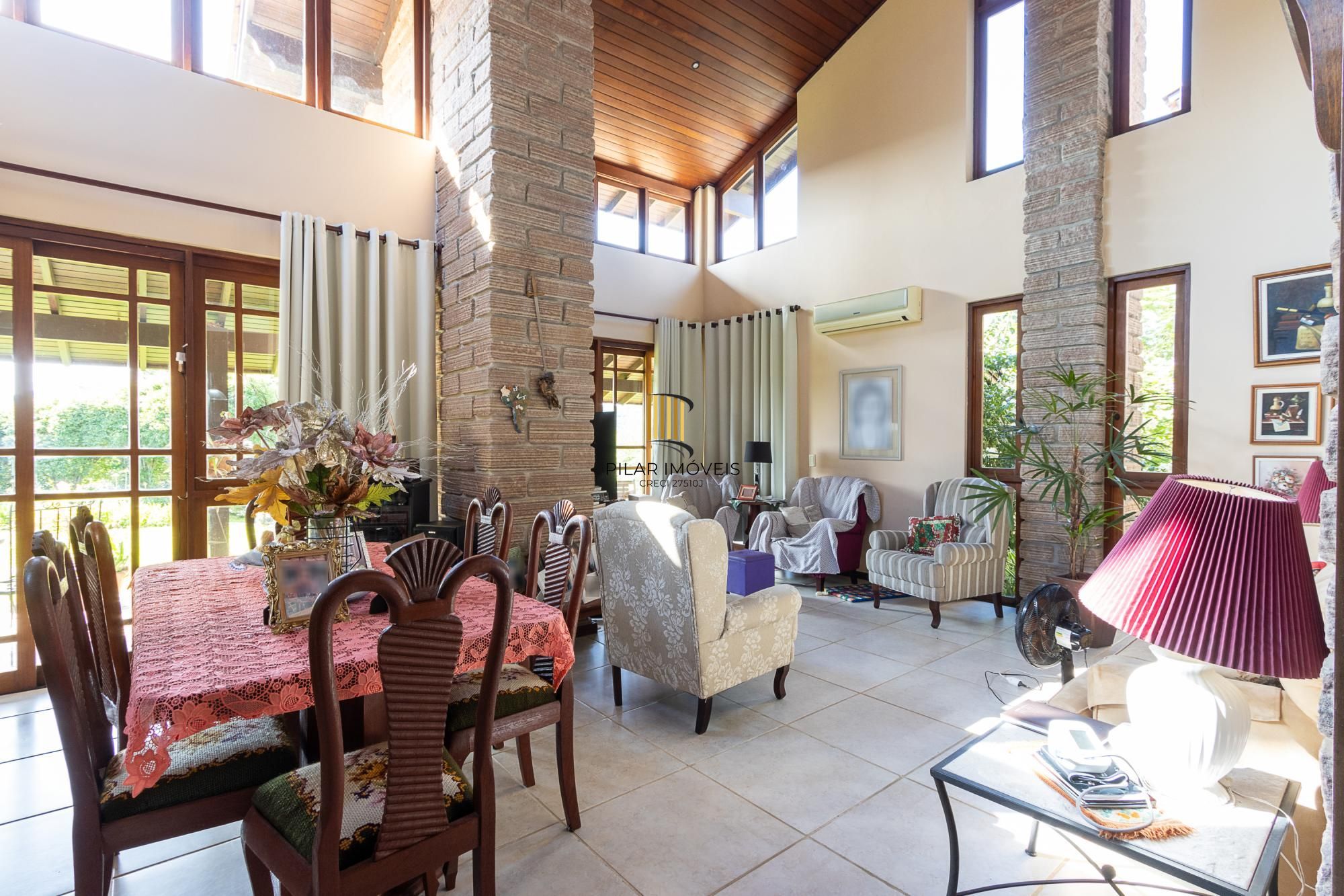 Casa em condomínio á venda com 6 dormitórios em Porto Alegre