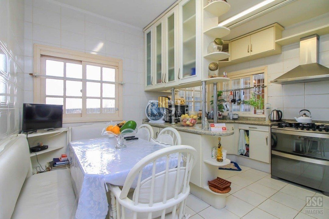casa Living para 3 ambientes com lavabo, cozinha com pia e armários planejados