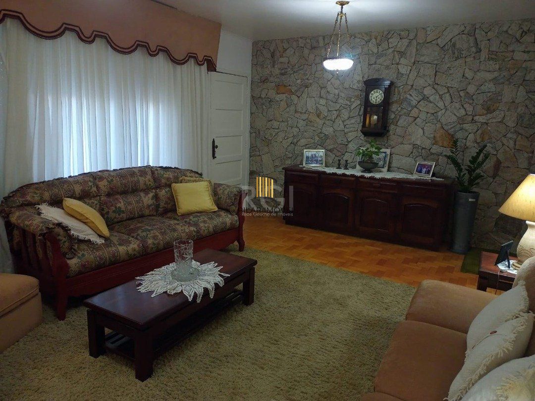 Casa para Venda - 220m², 3 dormitórios, sendo 1 suites, 1 vaga - Camaquã