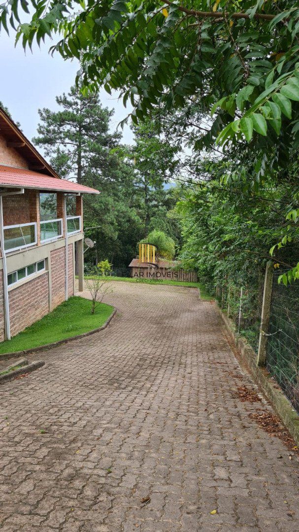 Casa de alvenaria, com 3 dormitórios, 1 suíte, living, cozinha, lavanderia, churrasqueira, banheiro social, pátio e 4 vagas de garagem.