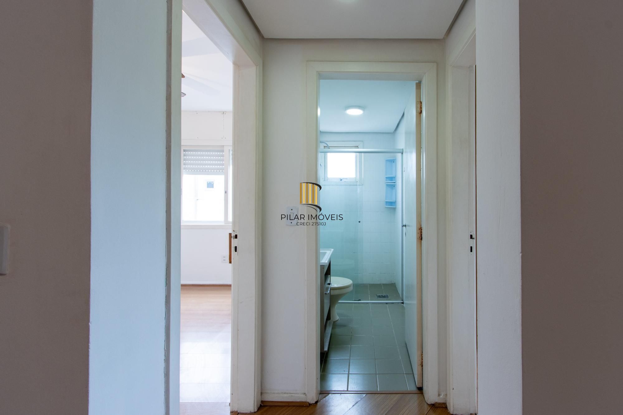 Cobertura com 137m², no Bairro Cristal, de 2 dormitórios, sento uma suíte, ampla sacada, churrasqueira, vista panorâmica, vaga coberta.