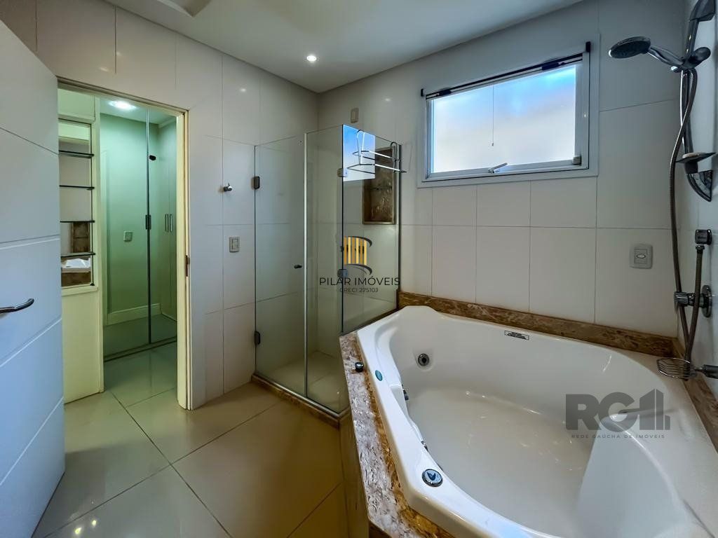 casa Alto Padrão com 239m² privativos, mobiliada e totalmente iluminada.