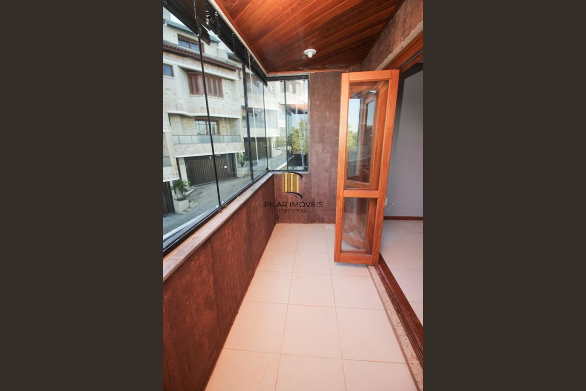 Apartamento de 2 dormitórios, 1 suíte, closet e 2 vagas de garagem .