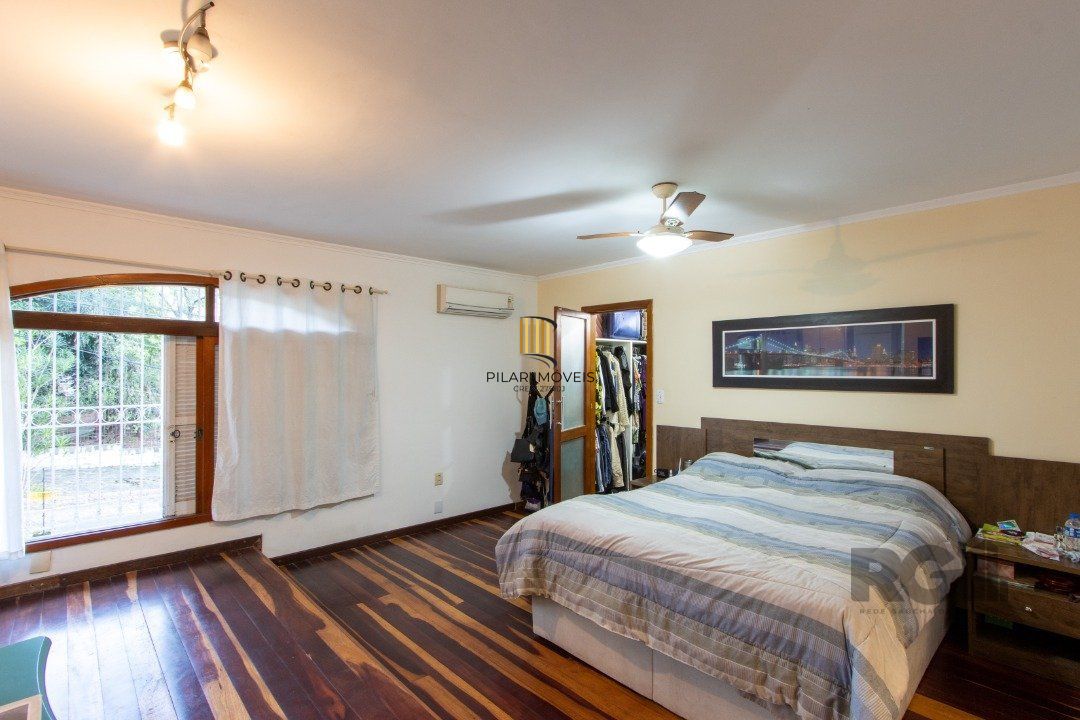 Casa no bairro Cristal, Possui 4 dormitórios, sendo 1suíte, closet e banheira de hidromassagem, com possibilidade de um podendo 1 dormitórios extra.