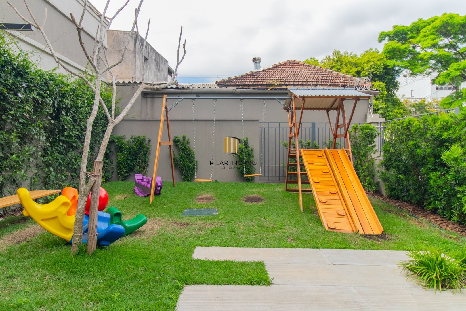 APARTAMENTO SEMIMOBILIADO 2 DORMITÓRIOS SENDO 1 SUÍTE E 1 VAGA ESCRITURADA