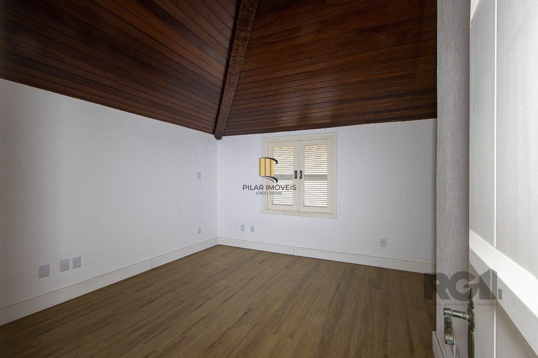 Casa Condomínio a Venda - 880m², 5 dormitórios, sendo 2 suítes, a master com lareira, 4 vagas - Cavalhada
