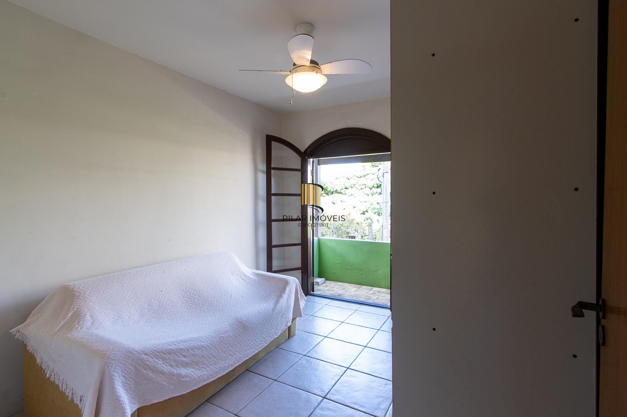 Casa de condomínio, 3 dormitórios, 1 suíte, 1 vaga coberta, no bairro Cristal.