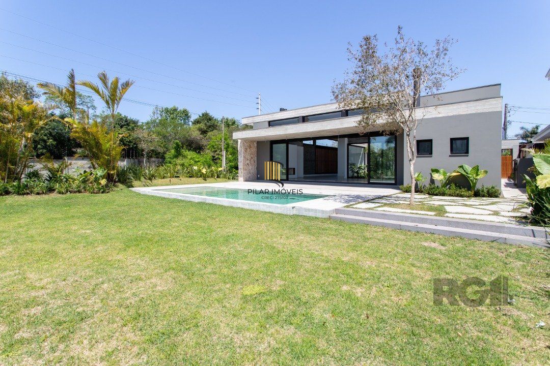 A Casa Le Mans, uma residência térrea de esquina com 389,48m2 de área coberta