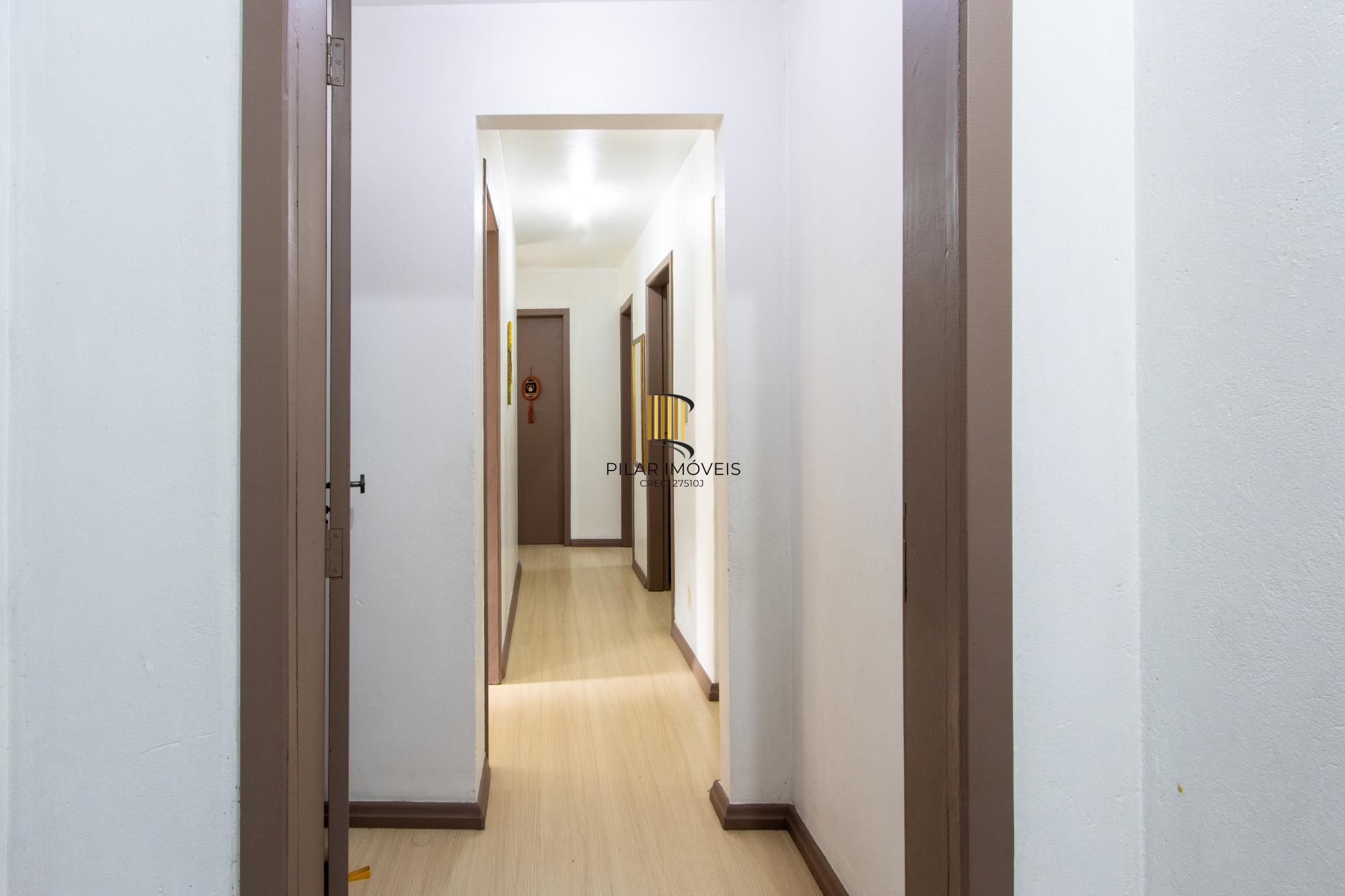 Casa ampla de 2 pavimentos com 4 dormitórios, 1 suite e 4 vagas no bairro Santa Tereza!