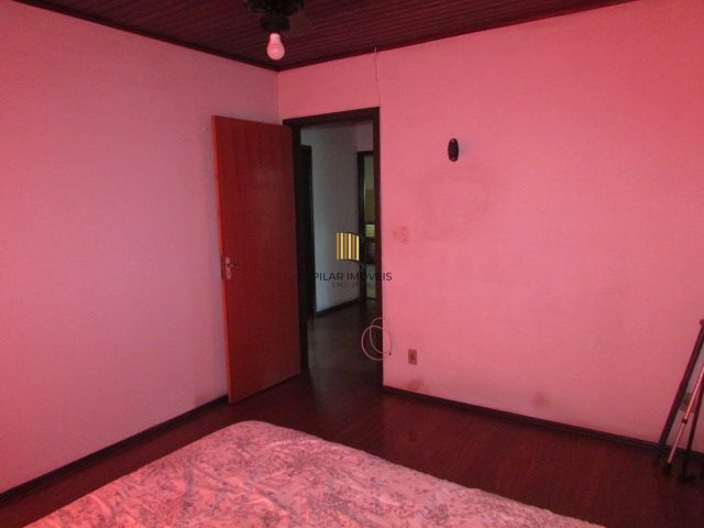 Casa térrea, com 3 dormitórios, 1 suíte, no bairro Nonoai.