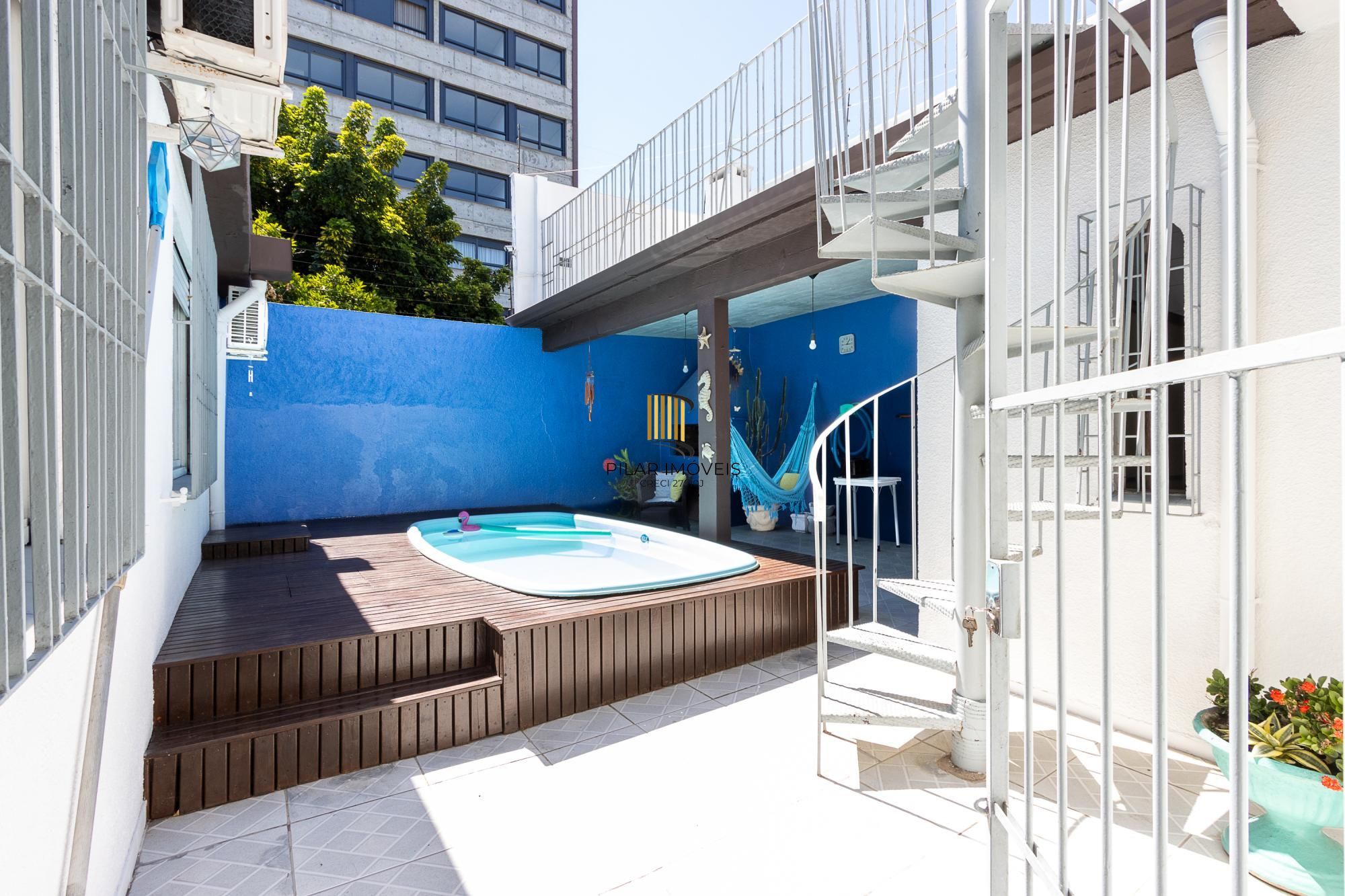 Casa de alvenaria, 4 dormitórios, 2 suítes, bairro Cristal.