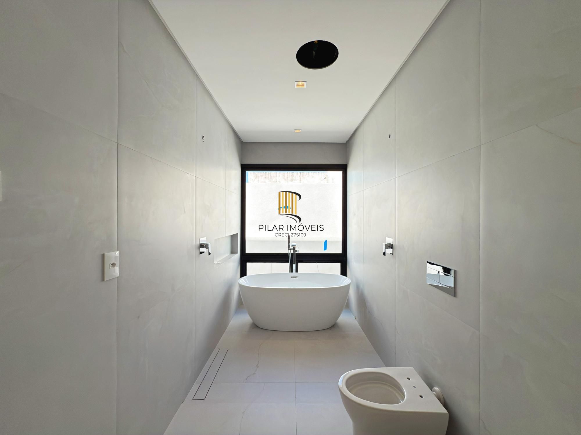 A casa conta com 434m2 de área construída, mas com um aproveitamento total dos 1.012m2 do lote