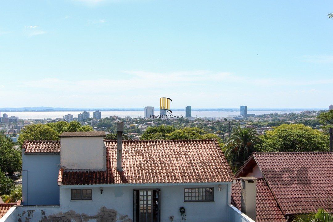 Casa com 4 dormitórios, sendo 1 suíte, com 2 vagas cobertas, no bairro Nonoai, Porto Alegre, RS