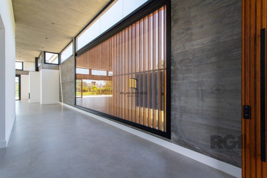 A Casa Le Mans, uma residência térrea de esquina com 389,48m2 de área coberta