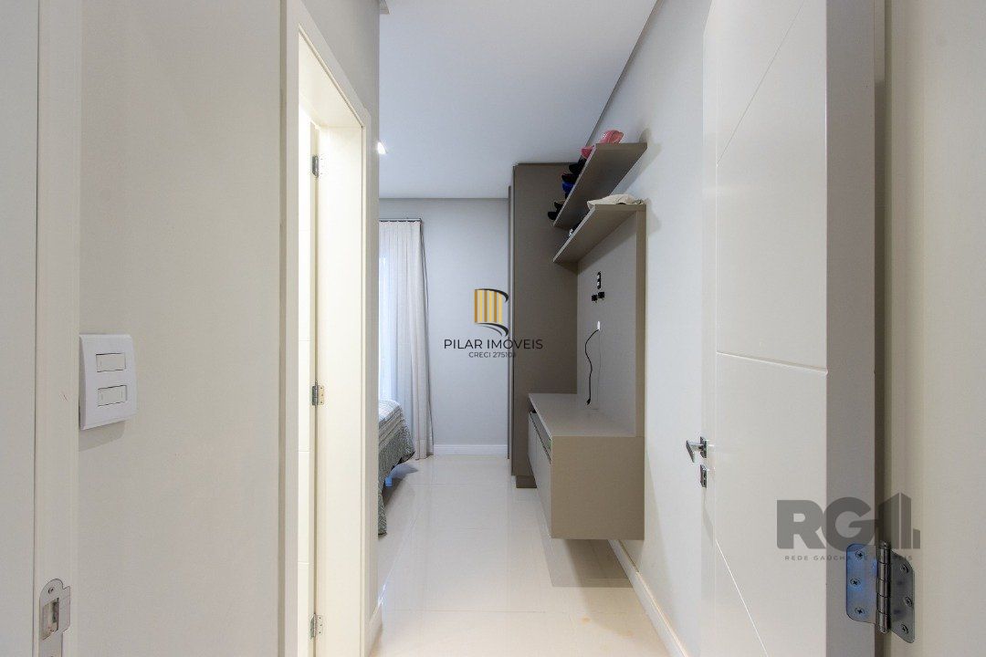 casa com  3 suítes no piso superior, mais 1 suíte no primeiro pavimento.