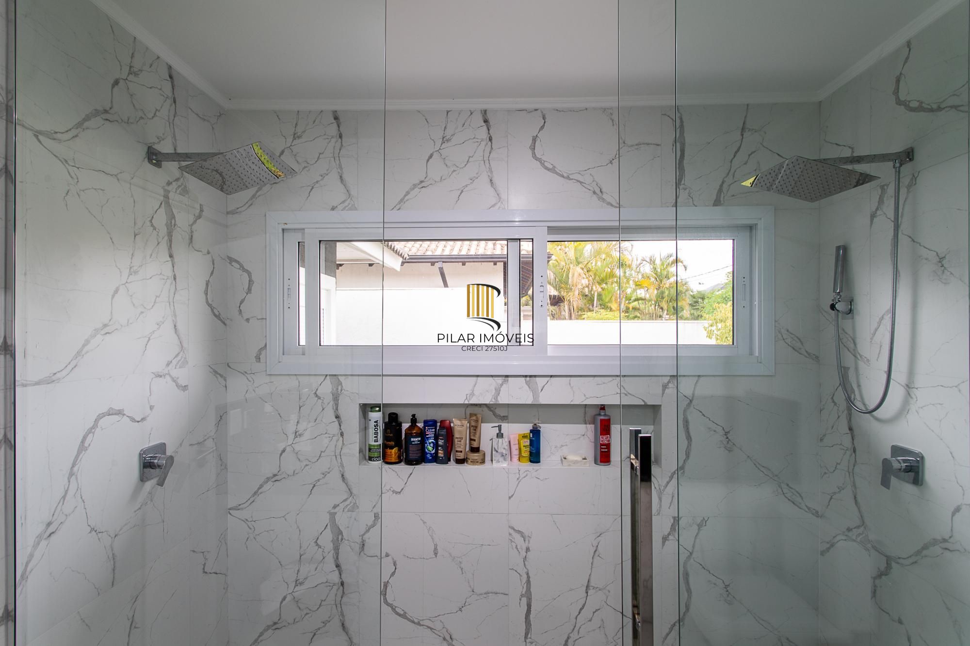 Casa térrea no Condominio Terra Ville, com patio e piscina.