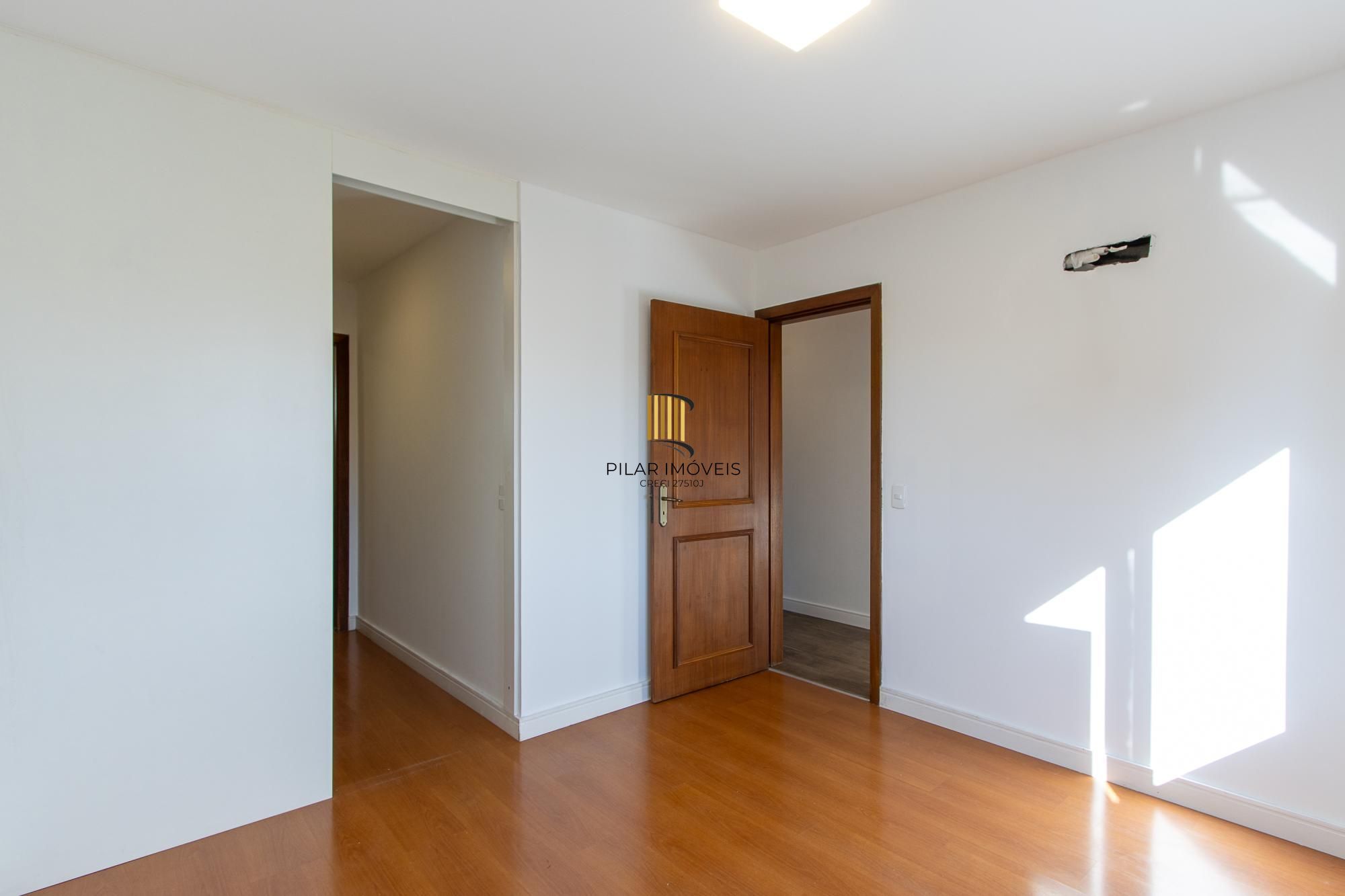 Apartamento com 114.02m², 3 dorm, Petrópolis com lareira e churrasqueira