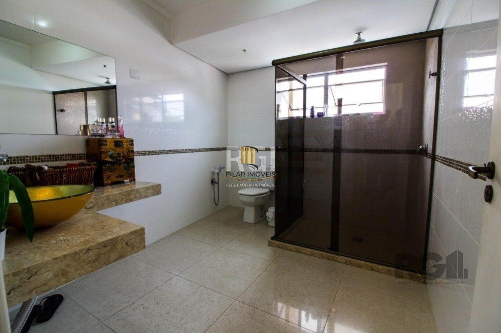 Casa para Venda - 300m², 3 dormitórios, sendo 1 suites, 4 vagas - Teresópolis