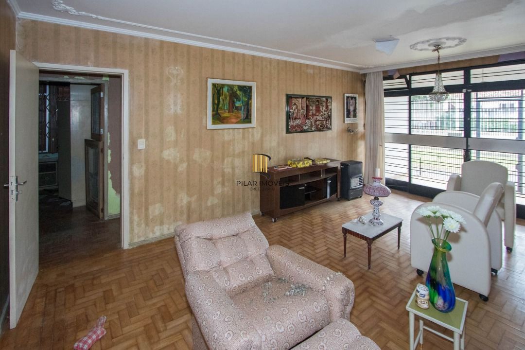 Casa para Venda - 200m², 3 dormitórios, 8 vagas - Cristal