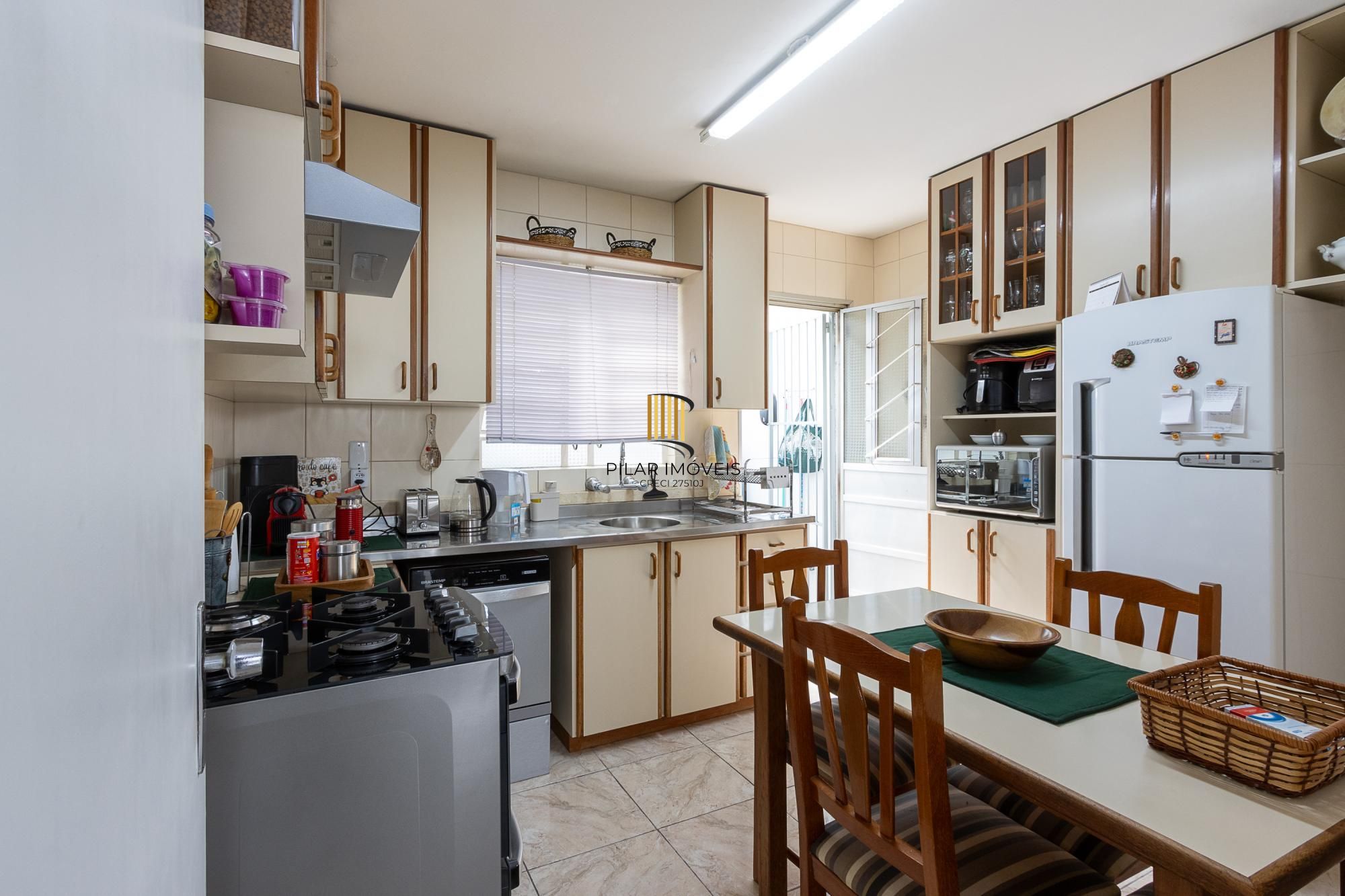 Casa de alvenaria, 4 dormitórios, 2 suítes, bairro Cristal.